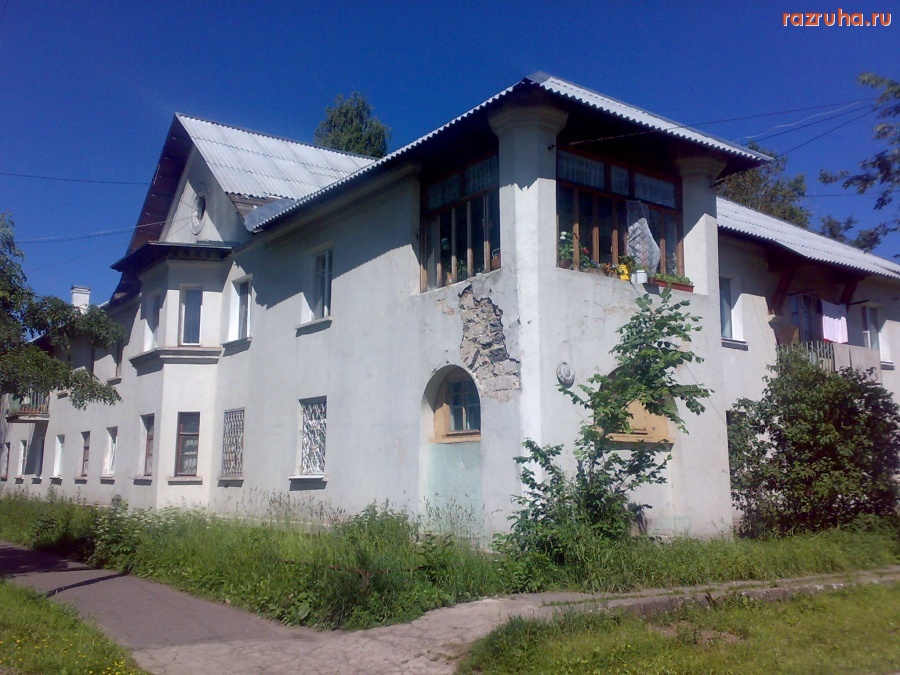 Кировск - Разрушающиеся фасады старого Кировска