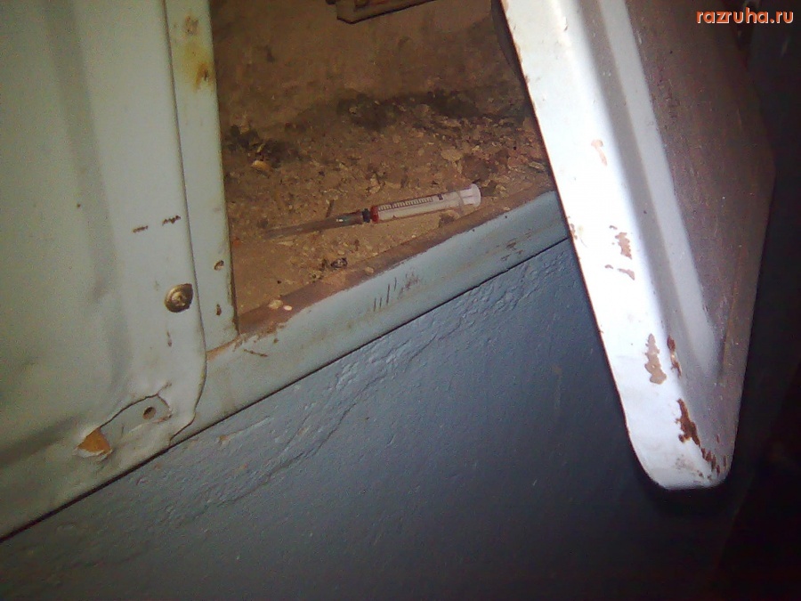 Омск - вот как отдыхает молодежь в подъездах