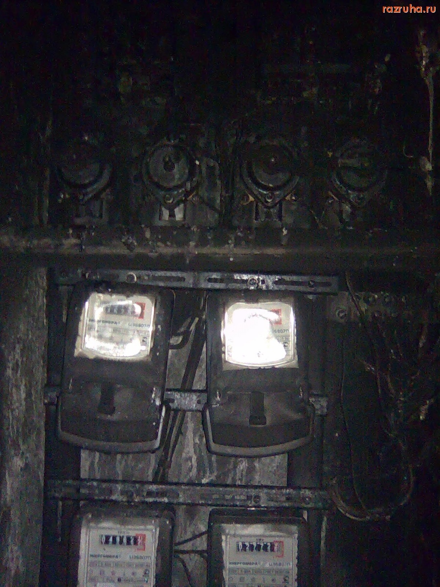 Омск - выгорание электрощита от окурков