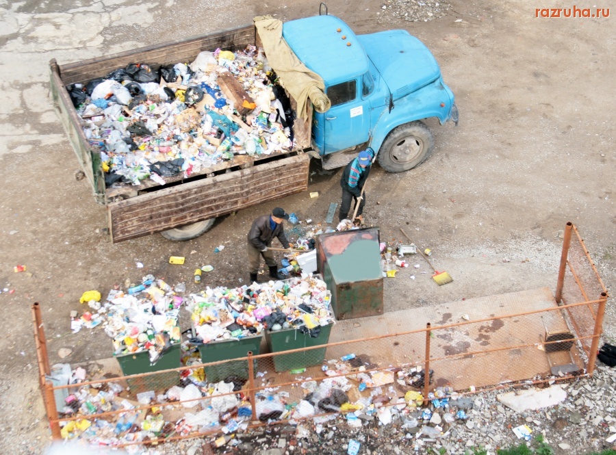 Александровск - Век нанотехнологий, роботизации, автоматизации, компьютеризации и всякой разной...-зации, а мусор в ручную - лопатой. Роняй, собирай, кидай.