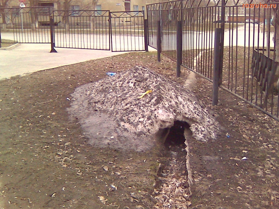 Волгодонск - Куча снега перед ФОКом.