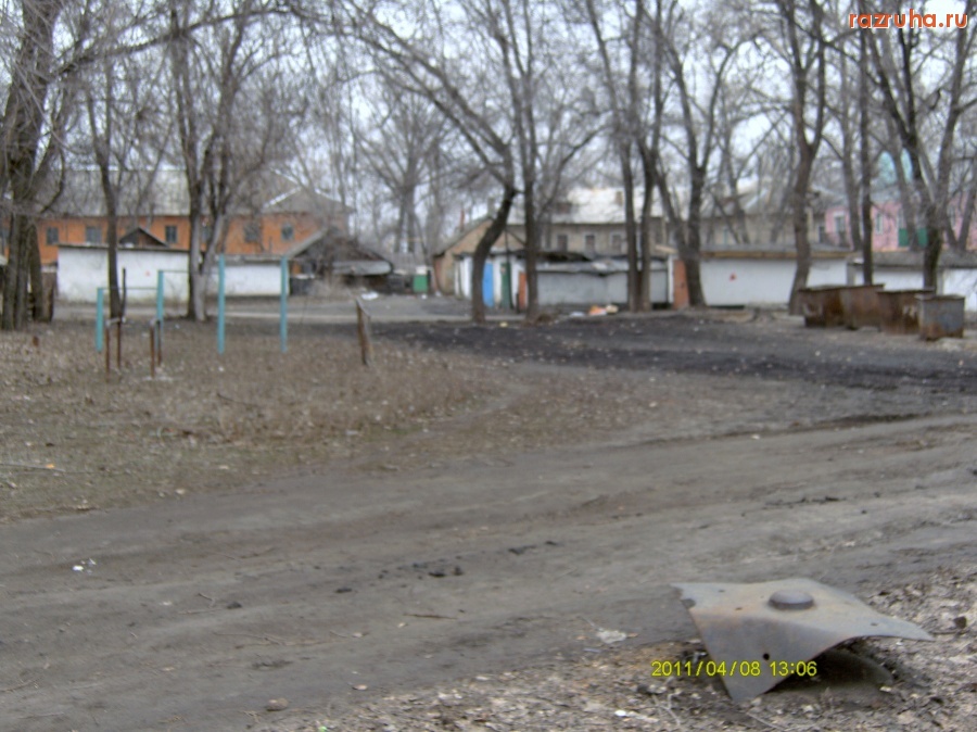 Шолоховский - детская площадка с мусорным контейнерами