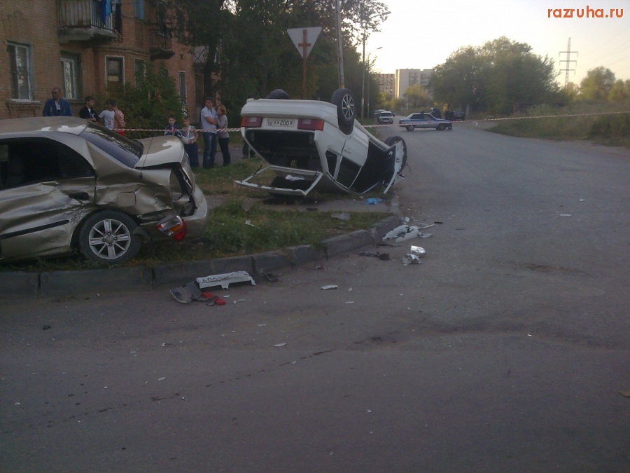 ДТП - Авария в волгограде 27.09.2010 На белой машине были пьяные СЛЕДАКИ.