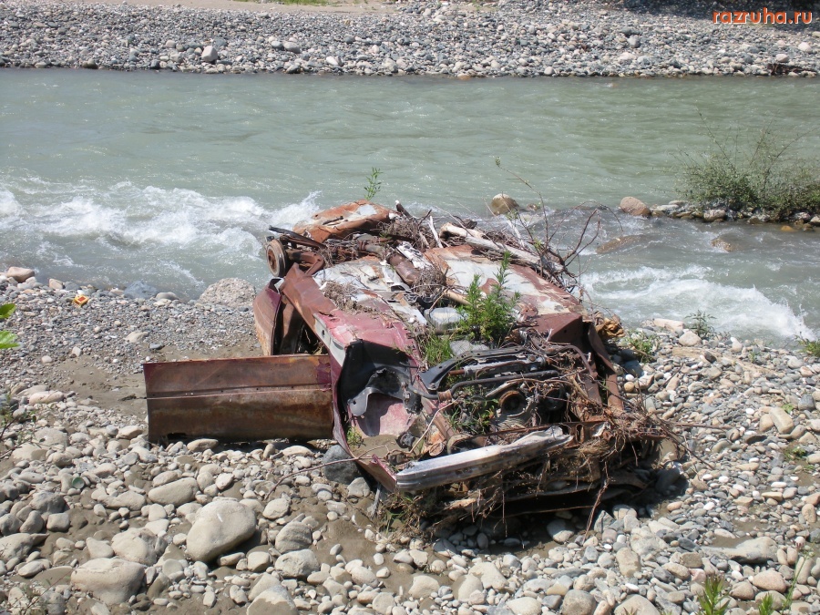 ДТП - Авто с гор рекой принесло.