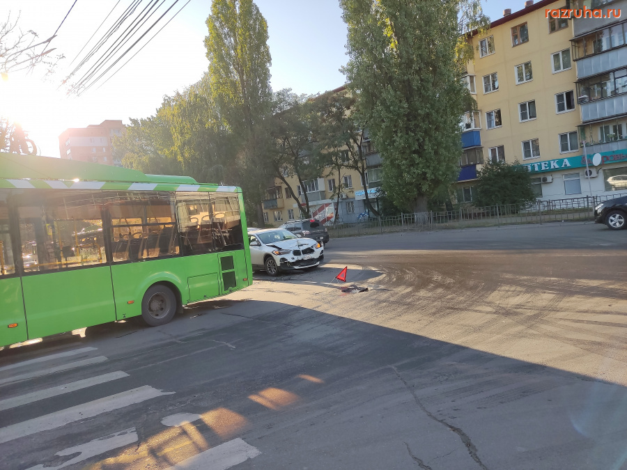 ДТП - Автобусу разбили окно