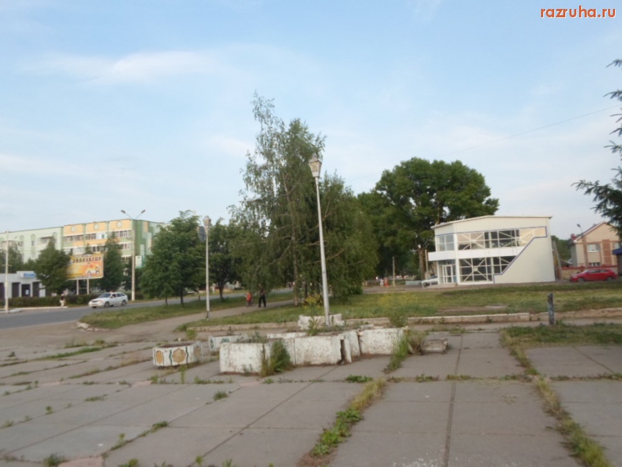 Бугульма - Клумбы разваливаются, а в них трава.