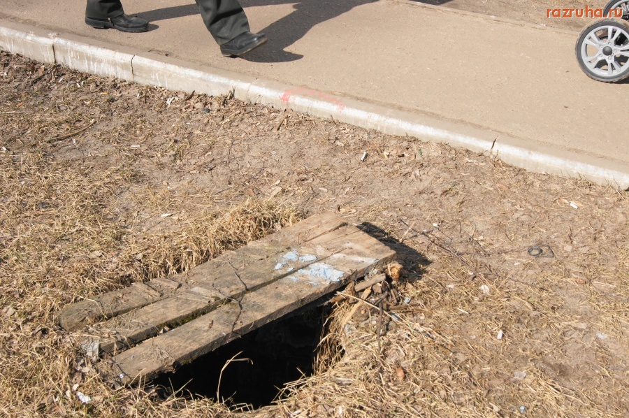 Москва - Люк на улице Медведева