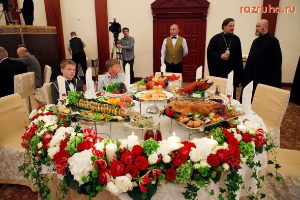 Москва - В Храме Христа Спасителя. День рождения ПАРХАЕВА директора свечного заводика.  А в это время трем девочкам грозит срок.