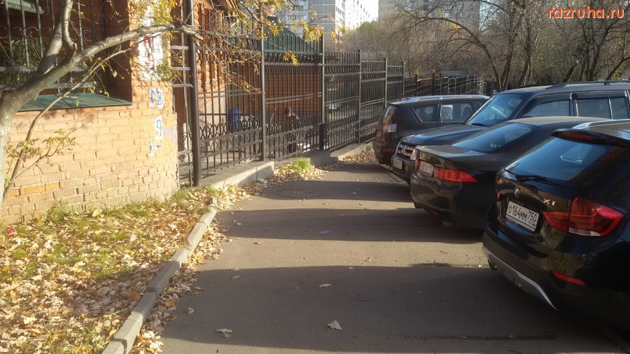 Москва - Богородский храм лишил местных жителей тротуара