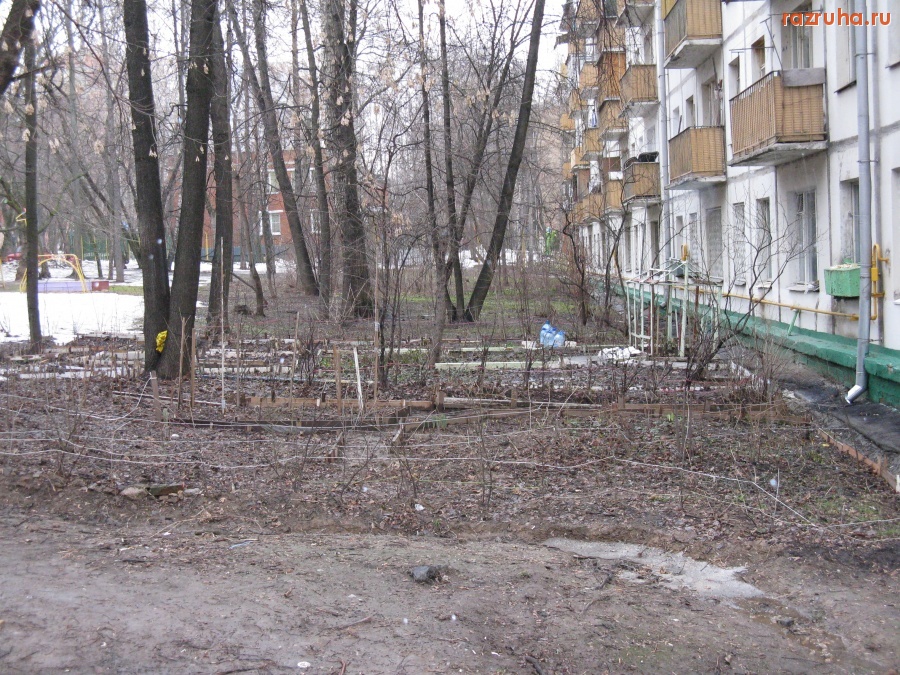 Москва - Огород возле дома, с минитеплицей.