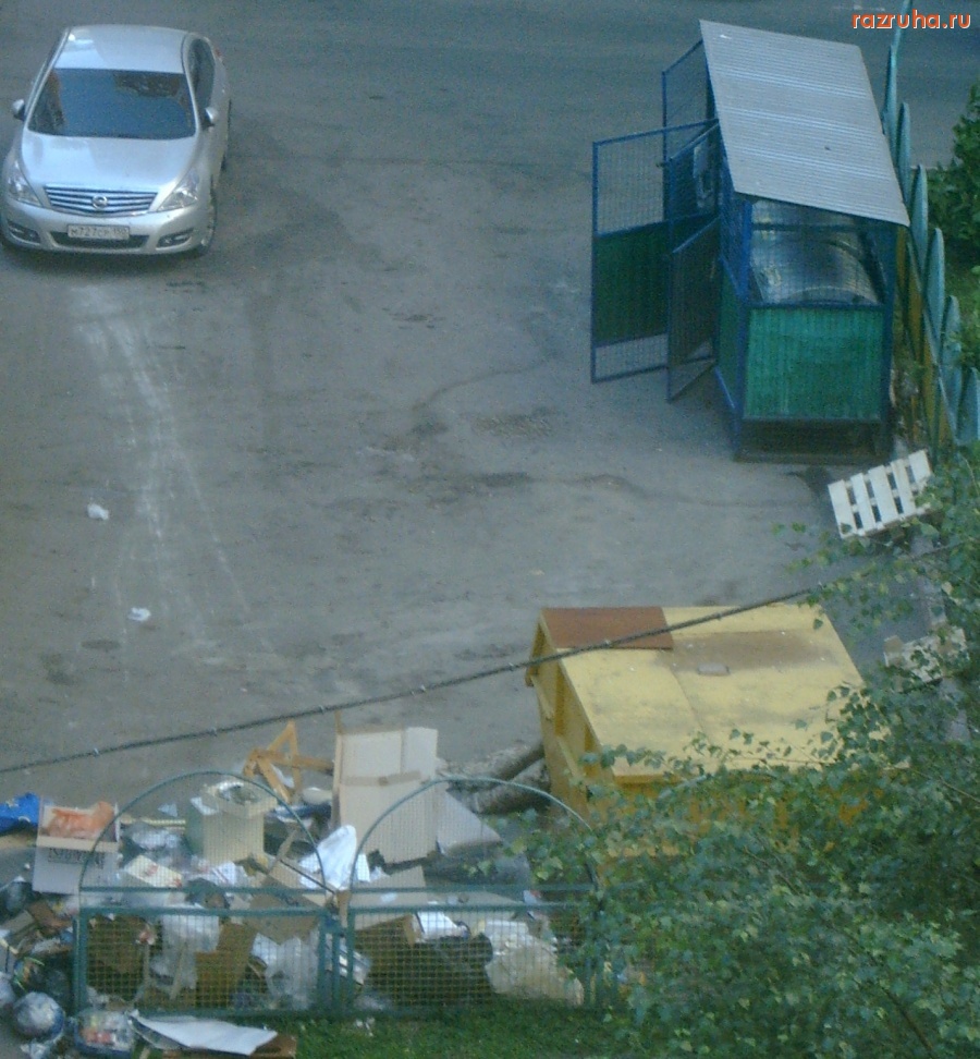 Москва - Мусор рядом с контейнером