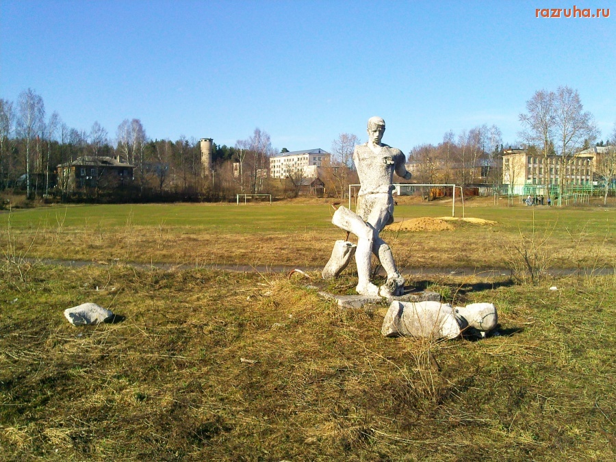 Калашниково - Останки скульптуры ФУТБОЛИСТЫ на стадионе ПРОЖЕКТОР