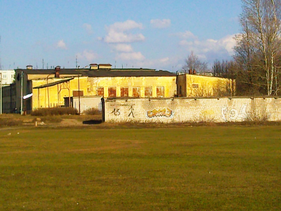 Калашниково - Останки скульптуры ФУТБОЛИСТЫ на стадионе ПРОЖЕКТОР