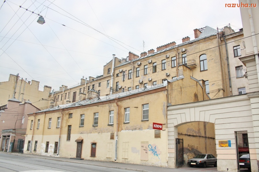 Санкт-Петербург - Петроградский район. Дом на набережной реки Карповки.
