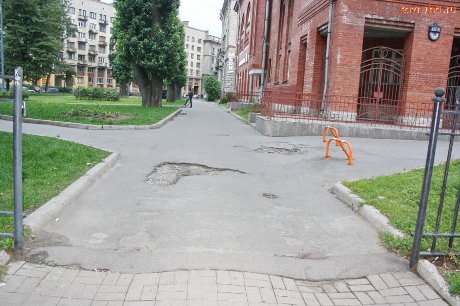 Санкт-Петербург - Петроградский район. Дороги, ведущие в Законодательное собрание. Алексей Делюкин: «…В 2009 году мы… завершили работы по асфальтированию и мощению плиткой более 500 тысяч кв.м. площади…»