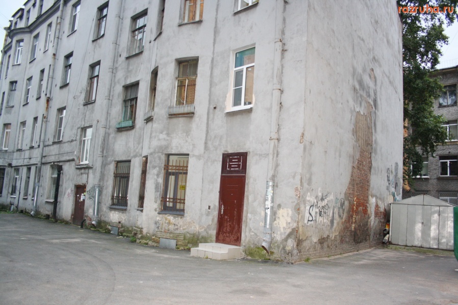 Санкт-Петербург - Подрезова 26-б. За этой дверью находится один из дюжины объектов недвижимости семьи А. Делюкина - главы Петроградской Администрации. Петроградская МВК без проблем выдала 