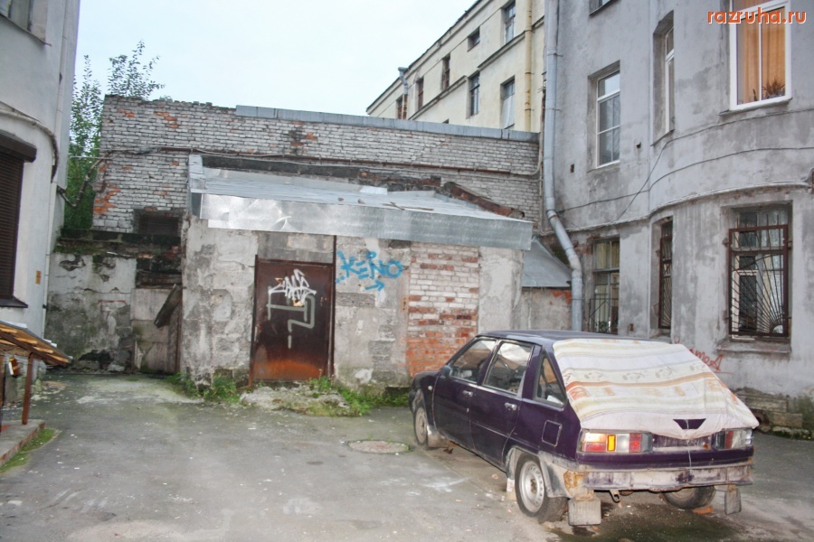 Санкт-Петербург - Петроградский район. Подрезова 26-б. Благоустроенный дворик.