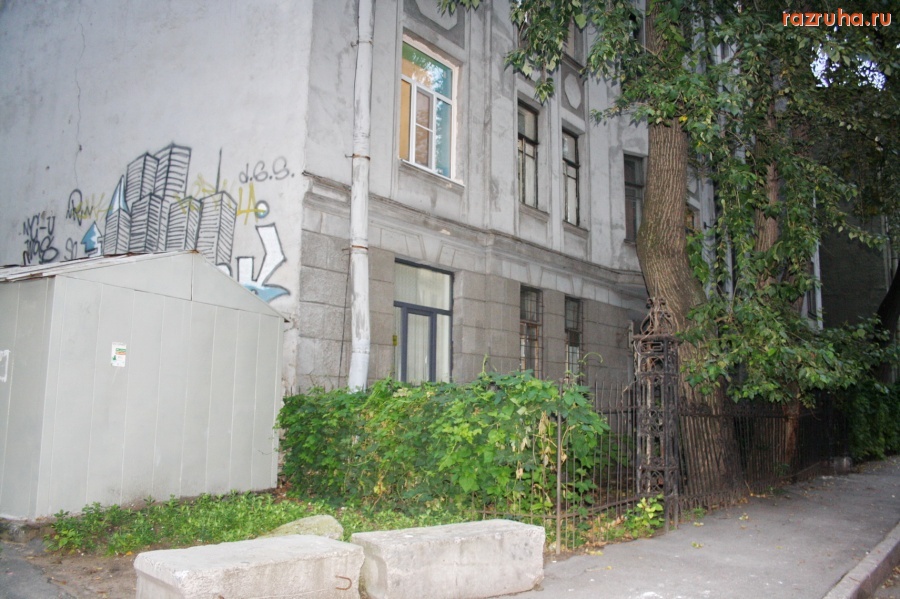 Санкт-Петербург - Петроградский район. ГАРАЖИ. Подрезова 26-б, гараж у стены квартиры жены А. Делюкина. Алексей Делюкин. Из интервью 2006 года: 