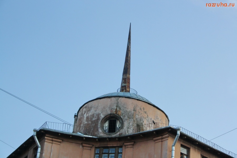 Санкт-Петербург - Петрогградский район. Дом на набережной реки Карповки.