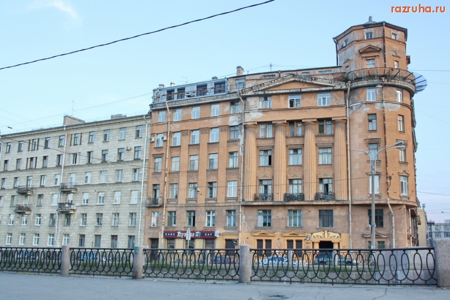 Санкт-Петербург - Петроградский район. Дом на набережной реки Карповки.
