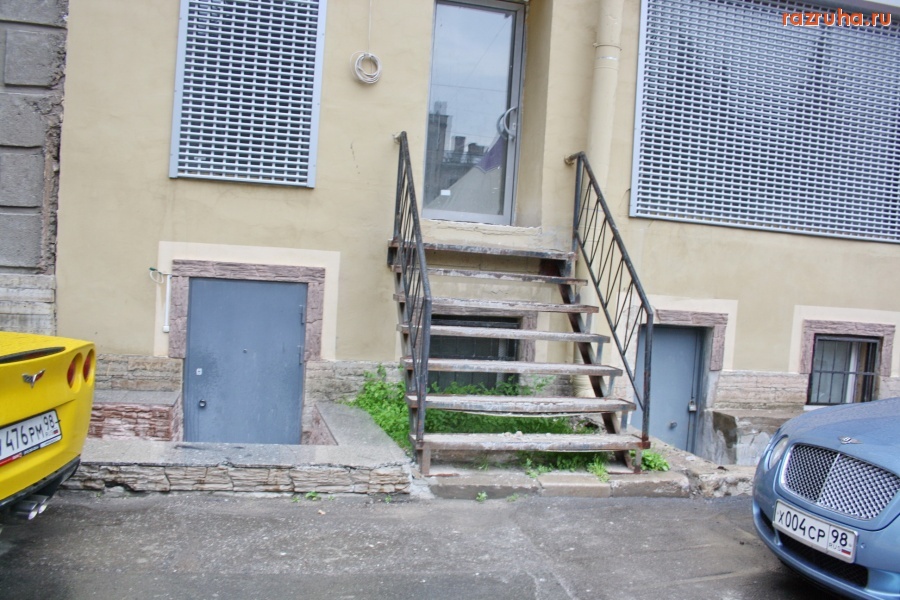 Санкт-Петербург - САНКТ-ПЕТЕРБУРГ. ПЕТРОГРАДСКИЙ РАЙОН. ЧИНОВНИЧЬИ ПЕРВЕРЗИИ.  РЕСТОРАН  НА МЕСТЕ  ТУАЛЕТА.