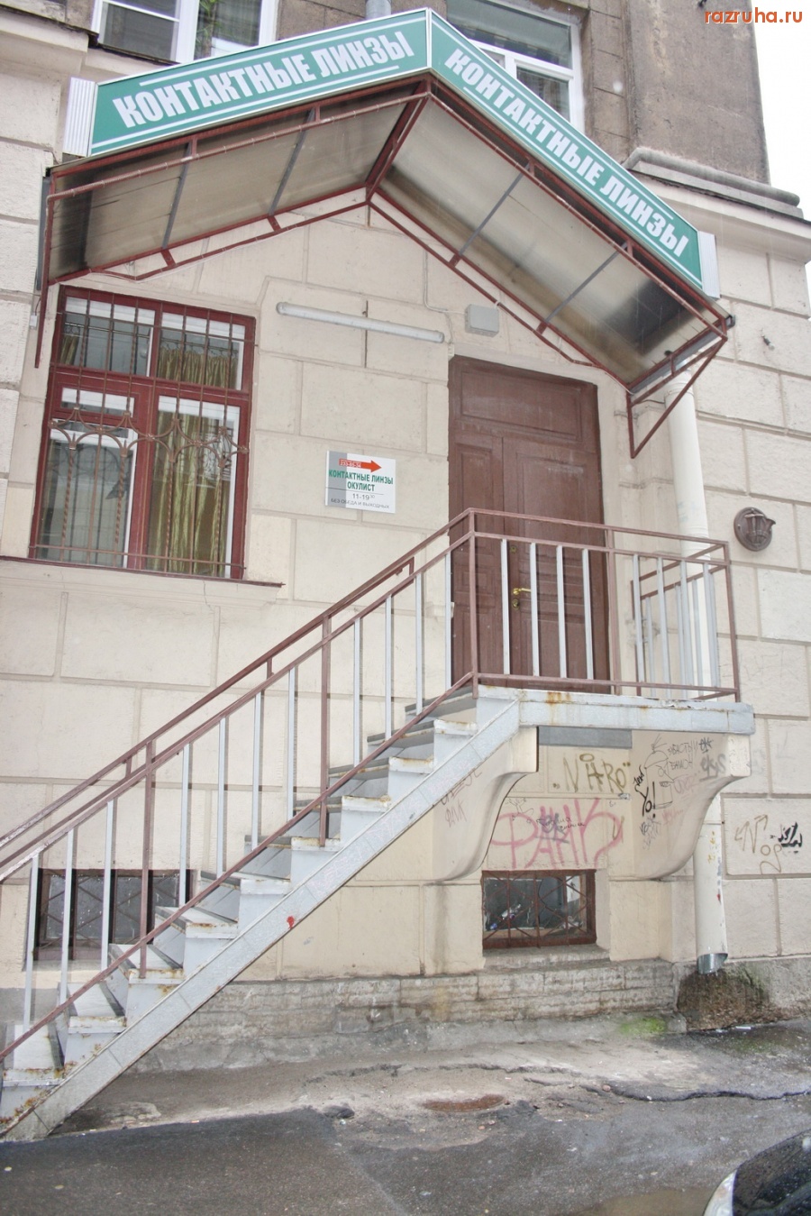 Санкт-Петербург - Санкт-Петебург, Петроградский район, ул. ИЖОРСКАЯ. ИЗУРОДОВАННЫЙ ФАСАД СТАРИННОГО ДОМА