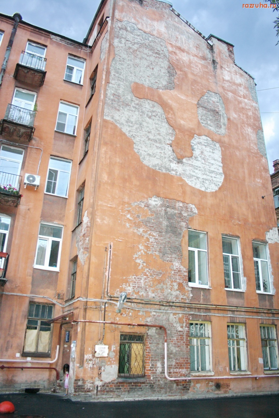 Санкт-Петербург - Санкт-Петебург, Петроградский район, Чкаловский проспект.  Ободранные фасады домов