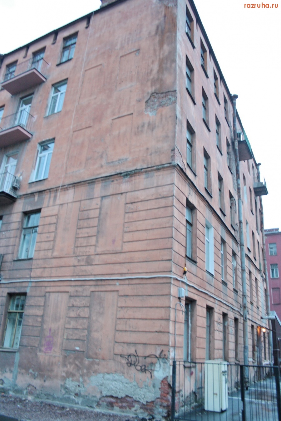 Санкт-Петербург - Санкт-Петебург, Петроградский район, Чкаловский проспект.  Ободранные фасады домов