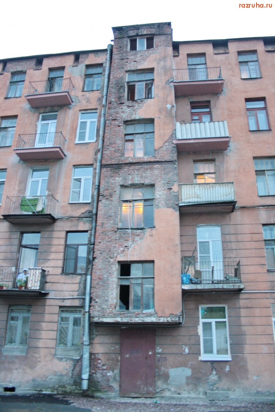 Санкт-Петербург - Санкт-Петебург, Петроградский район, Чкаловский проспект.  Ободранные фасады домов