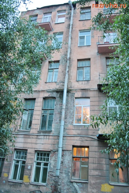 Санкт-Петербург - Чкаловский проспект. Ободранный фасад дома.