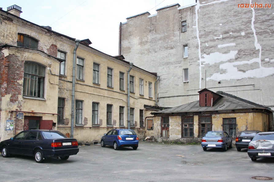 Санкт-Петербург - Петроградский район. Ул. Пионерская 45. Благоустроенный дворик ?