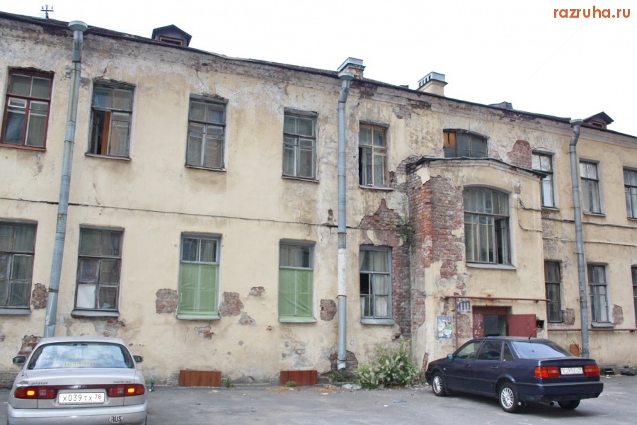 Санкт-Петербург - Петроградский район. Ул. Пионерская 45. Благоустроенный дворик ?