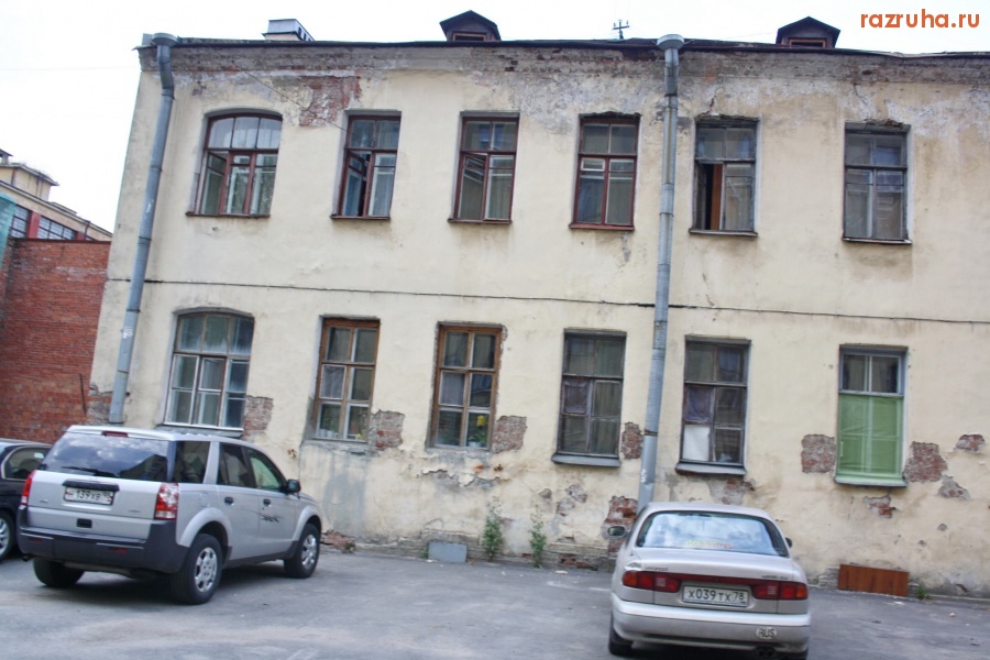 Санкт-Петербург - Петроградский район. Ул. Пионерская 45. Благоустроенный дворик ?