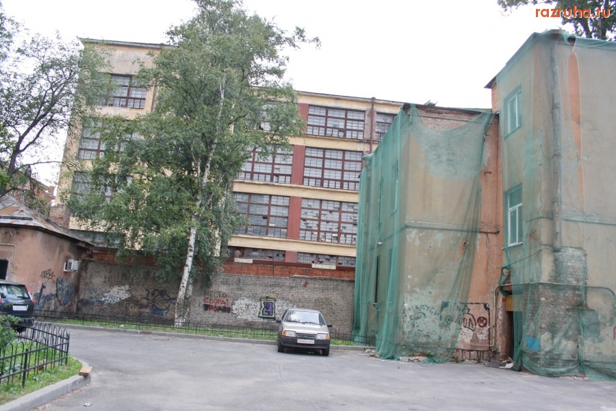 Санкт-Петербург - Петроградский район. Ул. Пионерская 45. Благоустроенный дворик ?