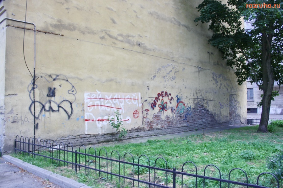 Санкт-Петербург - Глава Петроградской администрации Алексей Делюкин: в 2009 году реализована 4-хлетняя  программа благоустройства дворов...