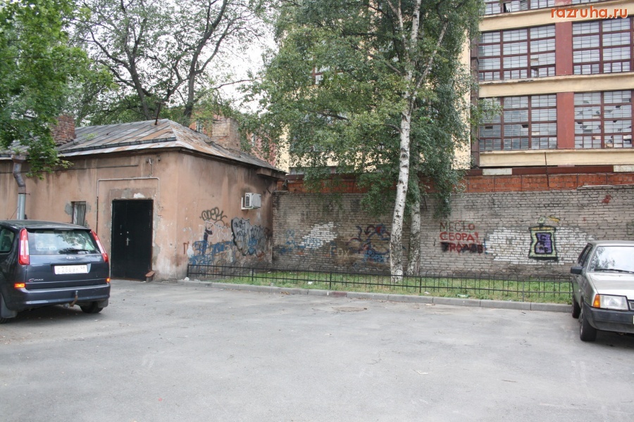 Санкт-Петербург - Петроградский район. Ул. Пионерская 45. Благоустроенный дворик ?