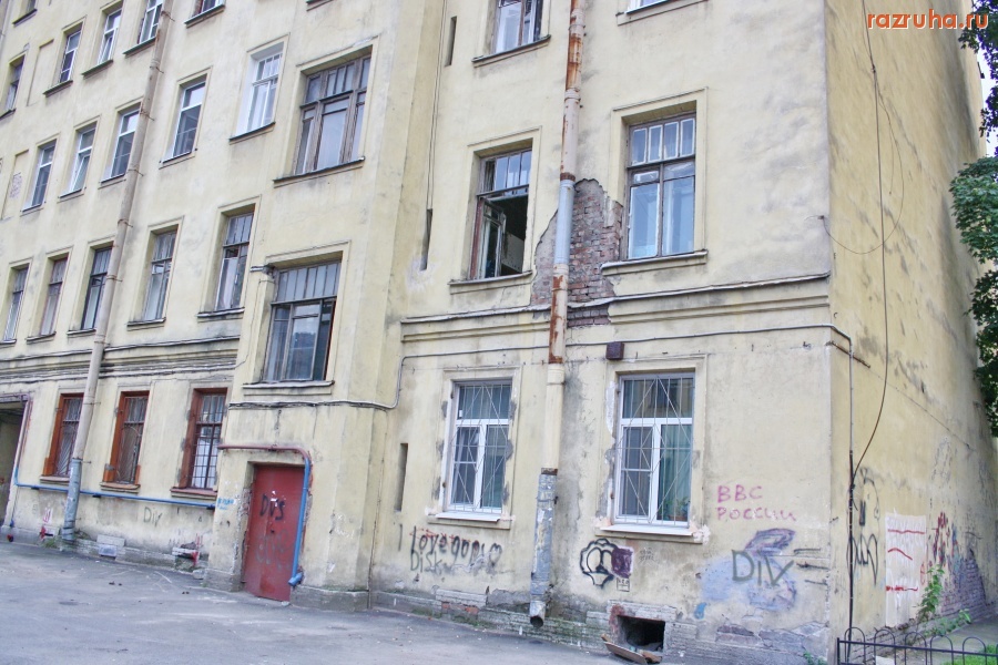 Санкт-Петербург - Петроградский район. Ул. Пионерская 45. Благоустроенный дворик ?