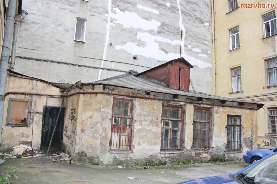 Санкт-Петербург - Петроградский район. Ул. Пионерская 45. Благоустроенный дворик ?