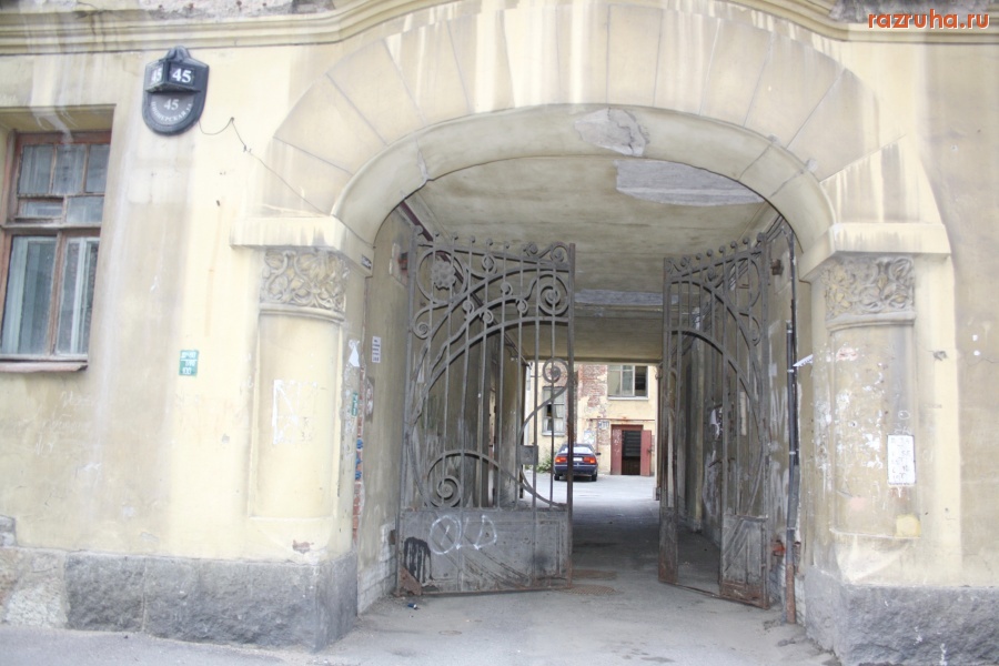 Санкт-Петербург - Петроградский район. Ул. Пионерская 45. Благоустроенный дворик ?