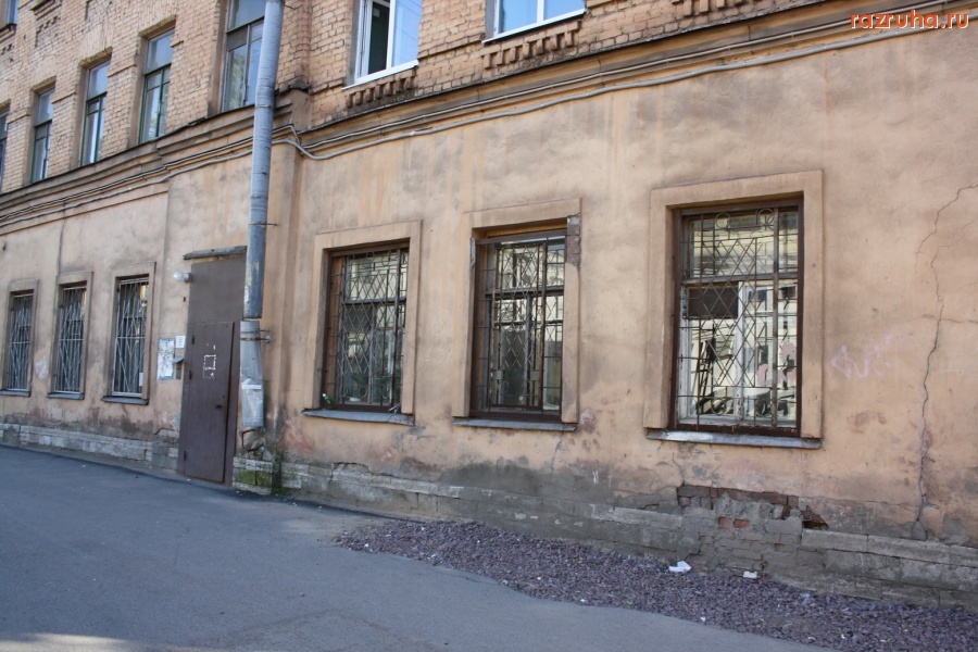 Санкт-Петербург - Петроградский район. Ободранный фасад дома.