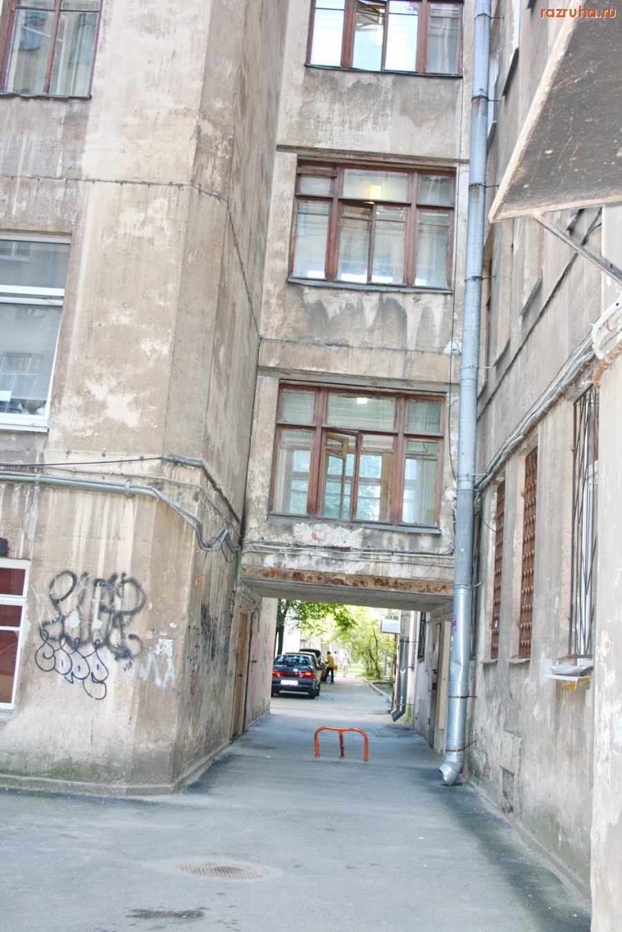 Санкт-Петербург - Петроградский район. Рядом с райадминистрацией. Ул. Большая Монетная, 21/ Малая Монетная, 9. Двор, фасады.