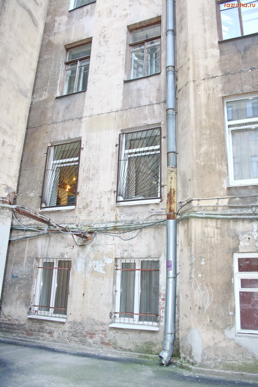 Санкт-Петербург - Петроградский район. Рядом с райадминистрацией. Ул. Большая Монетная, 21/ Малая Монетная, 9. Двор, фасады.