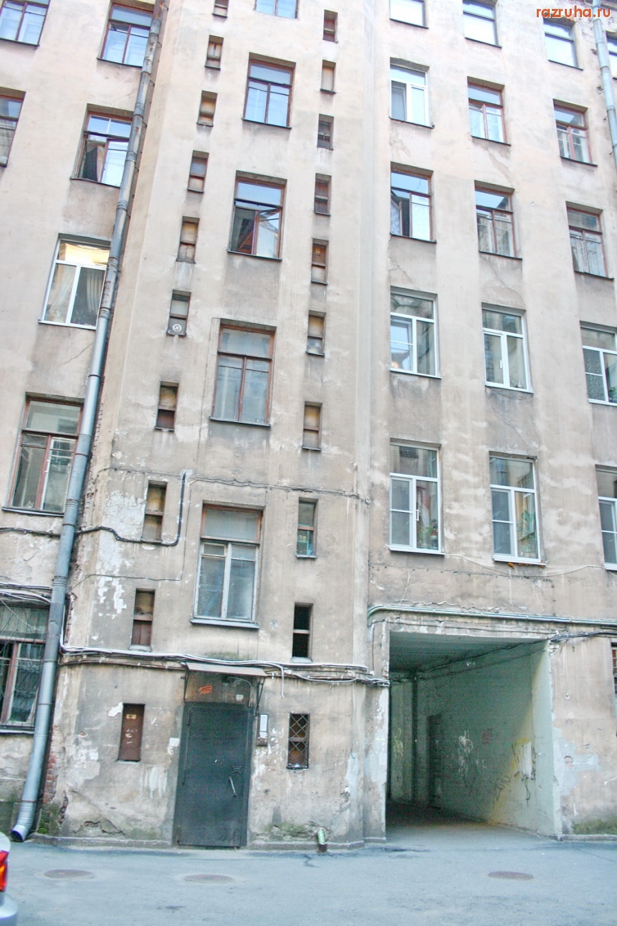 Санкт-Петербург - Петроградский район. Рядом с райадминистрацией. Ул. Большая Монетная, 21/ Малая Монетная, 9. Двор, фасады.