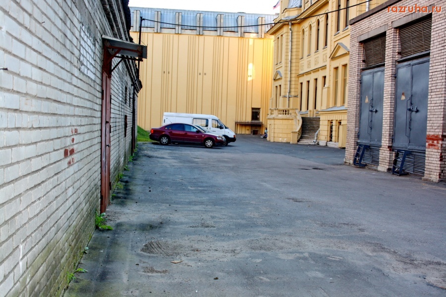 Санкт-Петербург - Как глава Петроградской администрации дважды асфальтировал собственный дворик.