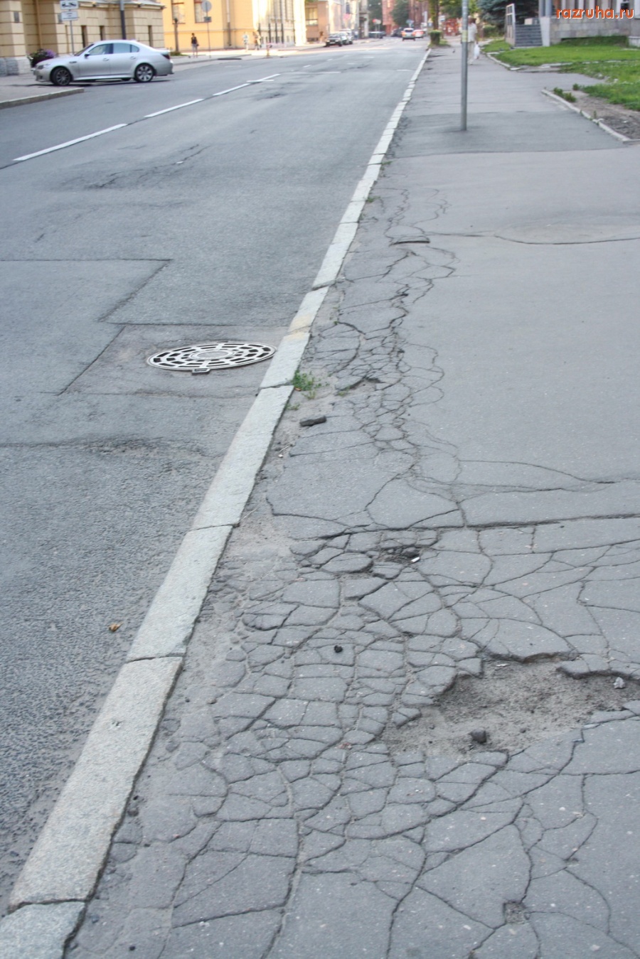 Санкт-Петербург - Петроградский район. Большая Монетная улица. Тротуар напротив районной администрации.