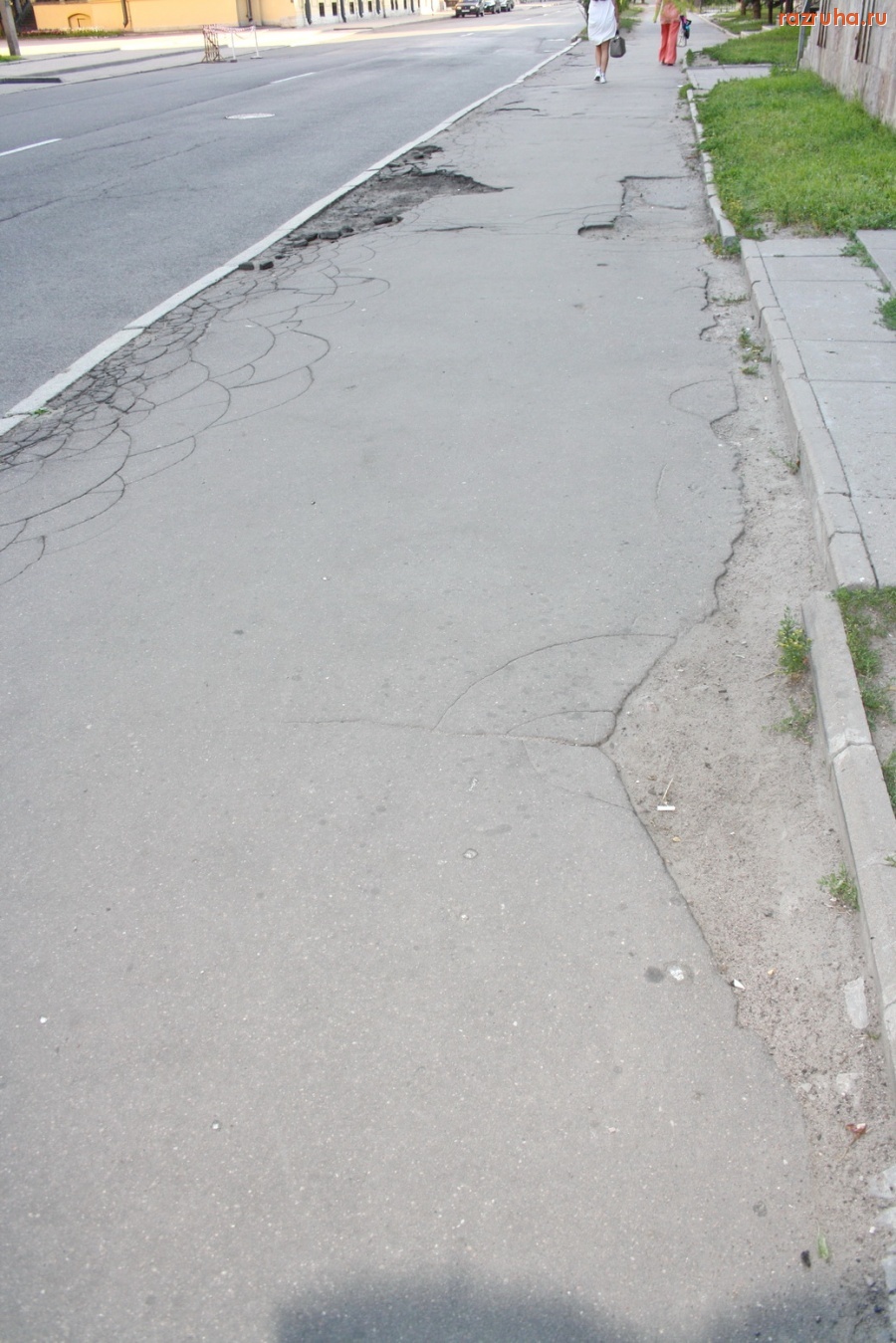 Санкт-Петербург - Петроградский район. Большая Монетная улица. Тротуар напротив районной администрации.