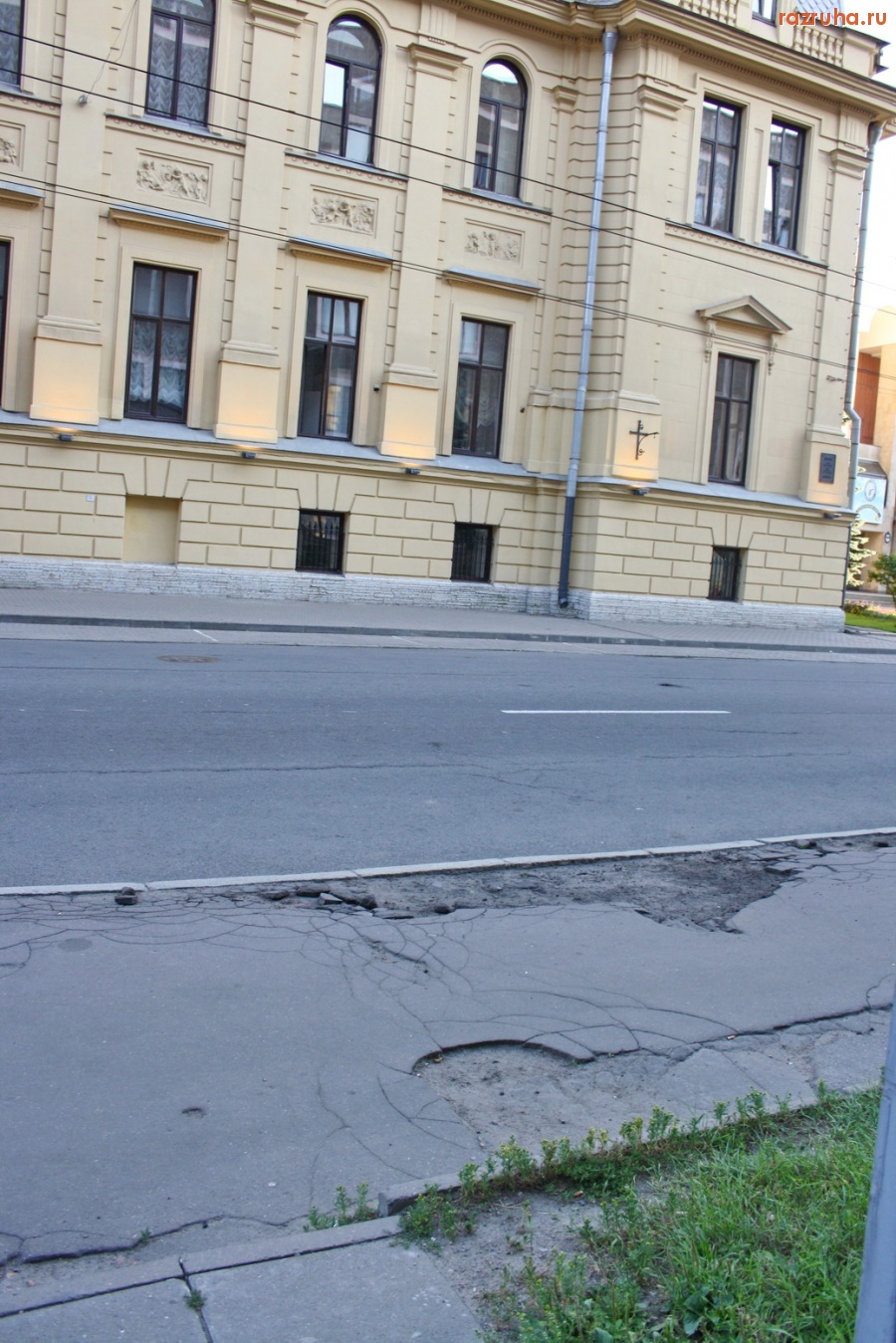 Санкт-Петербург - Петроградский район. Большая Монетная улица. Тротуар напротив районной администрации.