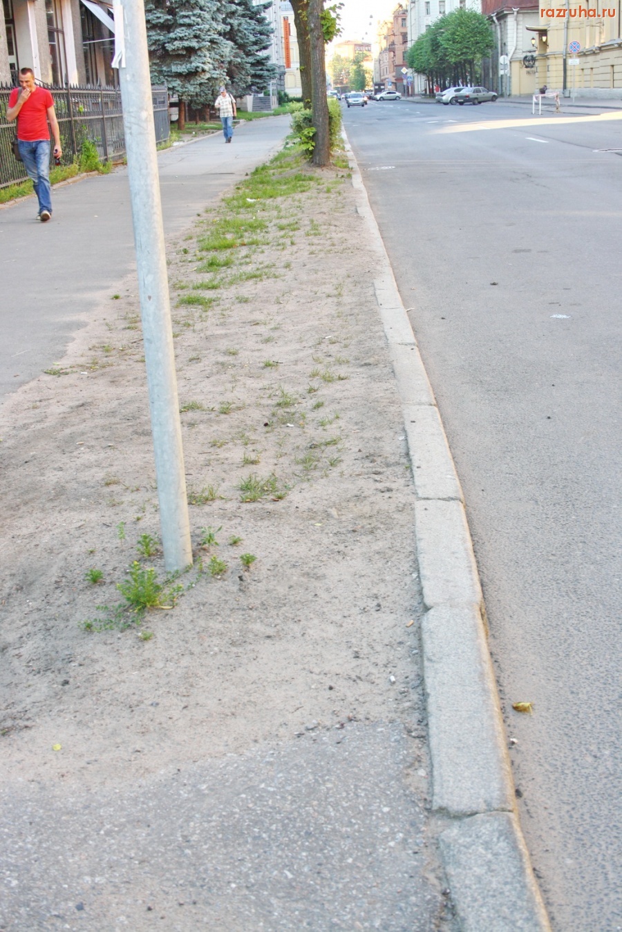 Санкт-Петербург - Петроградский район. Большая Монетная улица. Тротуар напротив районной администрации.