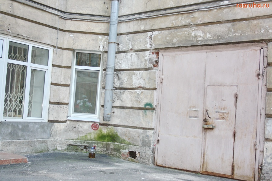 Санкт-Петербург - Петроградский район. Большая Монетная улица, дома 13-15, Каменноостровский проспект 18. Дворы, фасады.