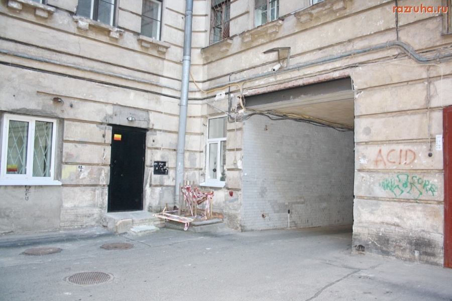 Санкт-Петербург - Петроградский район. Большая Монетная улица, дома 13-15, Каменноостровский проспект 18. Дворы, фасады.